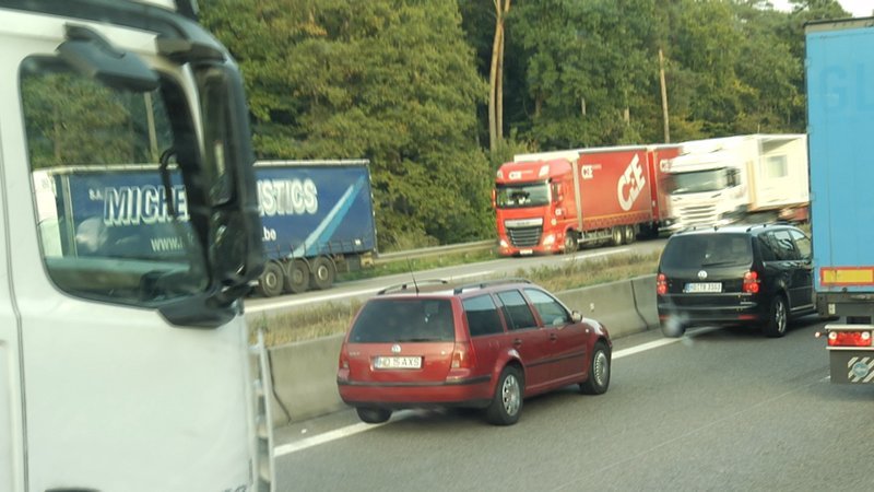 Baustellen, LKW-Kolonnen, übermüdete Fahrer, Drängler und Raser: bitterer Alltag auf deutschen Autobahnen. – Bild: MG RTL D /​ propeak TV