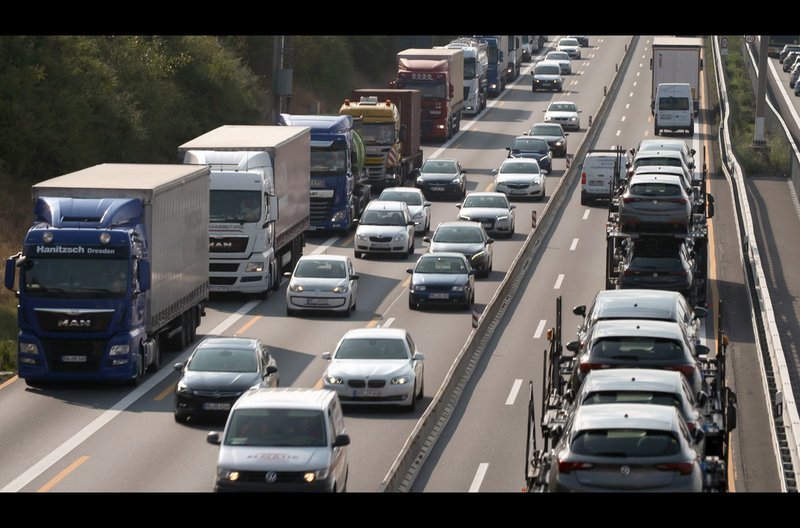 Die A4 in Sachsen: Auf der rechten Spur reiht sich Lkw an Lkw - sozusagen die rollende Lagerhalle der Wirtschaft. – Bild: ARD-alpha