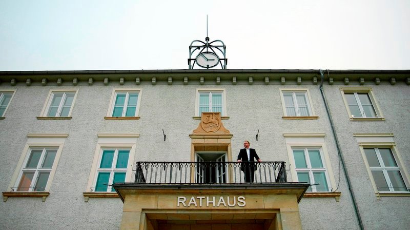 Anklams Bürgermeister Michael Galander auf dem Rathausbalkon. In den letzten Jahren hat er viele Menschen gesehen, die in ihre Heimat zurückgekehrt sind. – Bild: WDR/​BTF/​Johannes Obermaier