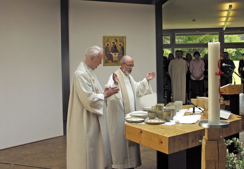 hr-fernsehen ERLEBNIS KLOSTER – ERHOLUNG FÜR KÖRPER, GEIST UND SEELE ZWISCHEN RHEIN UND FULDA, Ein Film von Heide Kegel, Moderation: Kurt Lotz, am Sonntag (04.08.13) um 20:15 Uhr. Gottesdienst im Kloster Gnadenthal in Hünfelden. – Bild: HR/​Präsenz Kunst & Buch