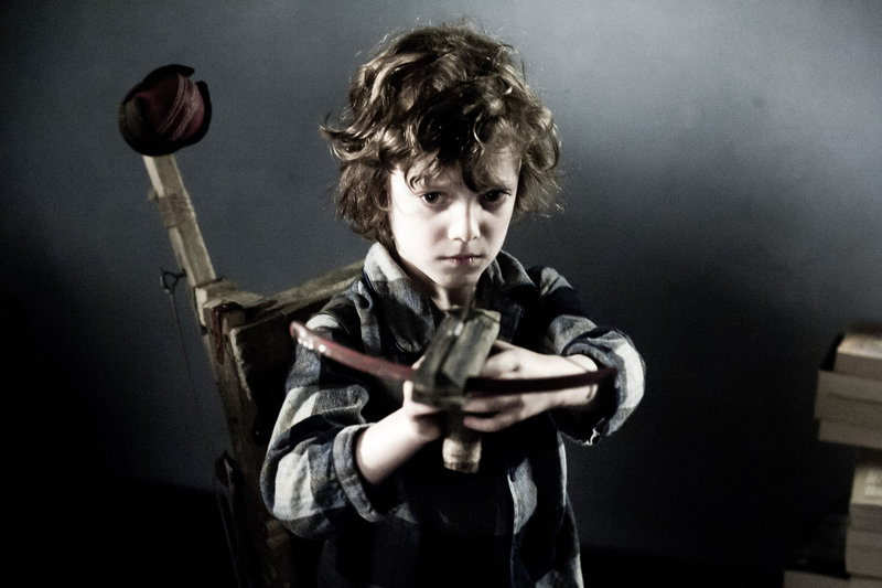 Der kleine Samuel (Noah Wiseman) baut sich aufgrund seiner schlimmen Träume Waffen. – Bild: TL5 Der kleine Samuel (Noah Wiseman) baut sich aufgrund seiner schlimmen Träume Waffen. – Bild: TL5