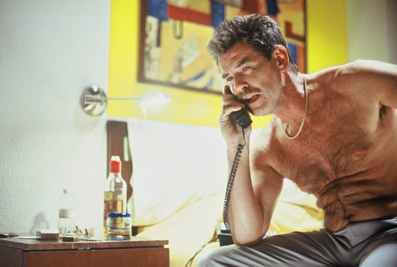 In der Midlife-Crisis: Killer Julian (Pierce Brosnan). – Bild: ZDF und D. Daza