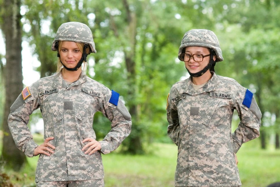 On left: Private Megan Valentine (Jessica Simpson). – Bild: 2007 Major Productions, Inc.
