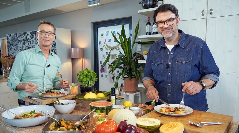 Kräfte sammeln, das Immunsystem stärken: Zu diesem Motto gibt es vom NDR Fernsehkoch Tarik Rose Rezepte mit frischem Gemüse, Fisch und Hülsenfrüchten. Für die Zubereitung der Rezepte holt er sich kompetente Küchenhilfe an den Herd: Dr. Matthias Riedl. – Bild: NDR/​dmfilm/​Florian Kruck