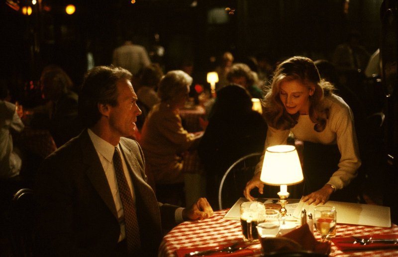 Harry Callahan (Clint Eastwood, l.); Samantha Walker (Patricia Clarkson, r.) – Bild: Puls 4
