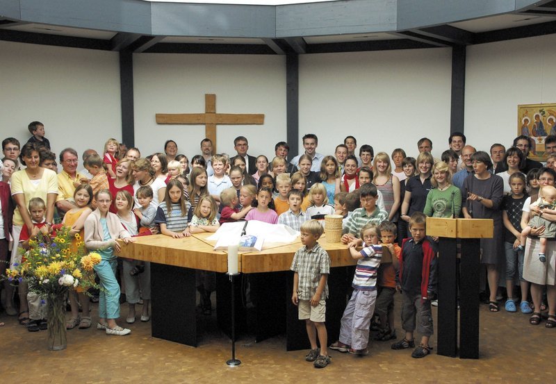 hr-fernsehen ERLEBNIS KLOSTER – ERHOLUNG FÜR KÖRPER, GEIST UND SEELE ZWISCHEN RHEIN UND FULDA, Ein Film von Heide Kegel, Moderation: Kurt Lotz, am Sonntag (04.08.13) um 20:15 Uhr. Beim Familienforum im Kloster Gnadenthal in Hünfelden. – Bild: HR/Präsenz Kunst & Buch hr-fernsehen ERLEBNIS KLOSTER – ERHOLUNG FÜR KÖRPER, GEIST UND SEELE ZWISCHEN RHEIN UND FULDA, Ein Film von Heide Kegel, Moderation: Kurt Lotz, am Sonntag (04.08.13) um 20:15 Uhr. Beim Familienforum im Kloster Gnadenthal in Hünfelden. – Bild: HR/Präsenz Kunst & Buch
