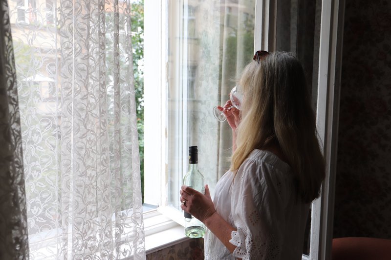 Immer häufiger sind auch Frauen alkoholsüchtig. Vor etwa zehn Jahren kam auf 3,5 alkoholkranke Männer eine Frau, heute kommt eine Frau auf 2,4 Männer. – Bild: ZDF und Jukunda Kasper.