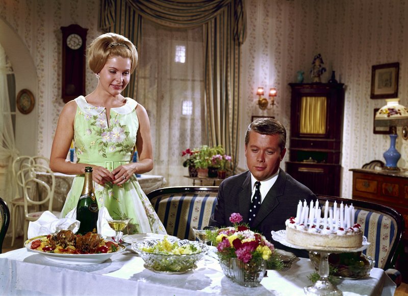 Rote Lippen soll man küssen – Bild: ORF/​Kirch Media