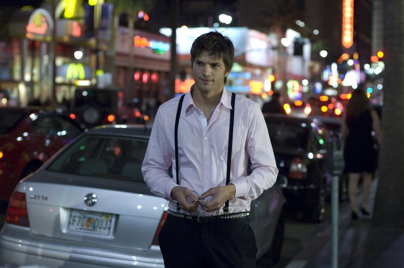 Nikki (Ashton Kutcher) schleppt reiche Frauen aus den angesagten Discos der Stadt ab, um anschließend als Gegenleistung für sexuelle Dienste an deren Luxus teilzuhaben. Doch eines Tages lernt er die Kellnerin Heather kennen, die ungeahnte Gefühle in ihm wecken… – Bild: Puls 8