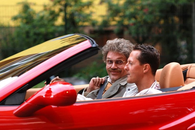 Horst Schlämmer (Hape Kerkeling, l.); Michael Schumacher (Michael Schumacher, r.) – Bild: Constantin Film Verleih GmbH Lizenzbild frei Horst Schlämmer (Hape Kerkeling, l.); Michael Schumacher (Michael Schumacher, r.) – Bild: Constantin Film Verleih GmbH Lizenzbild frei