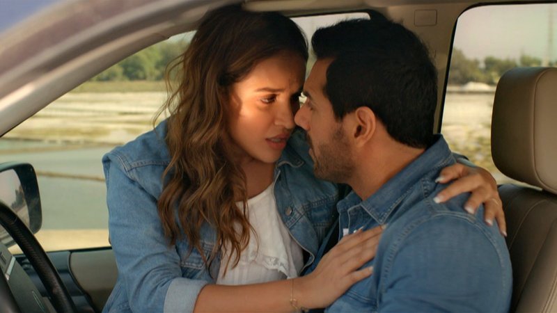 Shikha (Aisha Sharma, li), Vir (John Abraham, re) – Bild: Zee.One