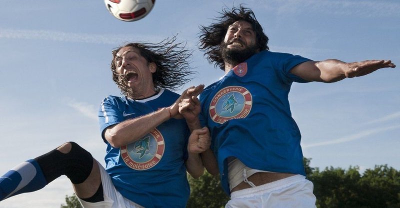 Die ehemaligen Starfußballer Rayane Ziani (Gad Elmaleh, l.) und Shaheef Berda (Joey Starr) spielen für die Fußballmannschaft einer kleinen bretonischen Insel. – Bild: STAR TV