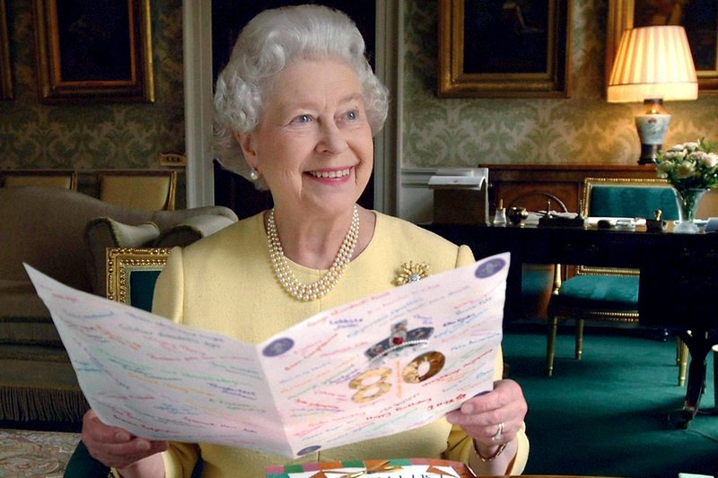 Buckingham-Palast, April 2006: Königin Elizabeth II. freut sich an ihrem 80. Geburtstag über die vielen Glückwunschkarten, die sie zu ihrem Ehrentag bekommen hat. – Bild: ZDF /​ © Fiona Hanson