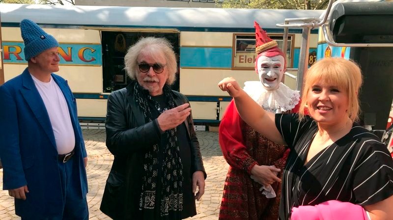 Zirkusdirektor Bernhard Paul hat das komische Talent von Maite Kelly entdeckt. Die Sängerin ist früher als Clown im Zirkus Roncallli aufgetreten. – Bild: WDR/​short cut filmproduktion/​Horst Mühlenbeck
