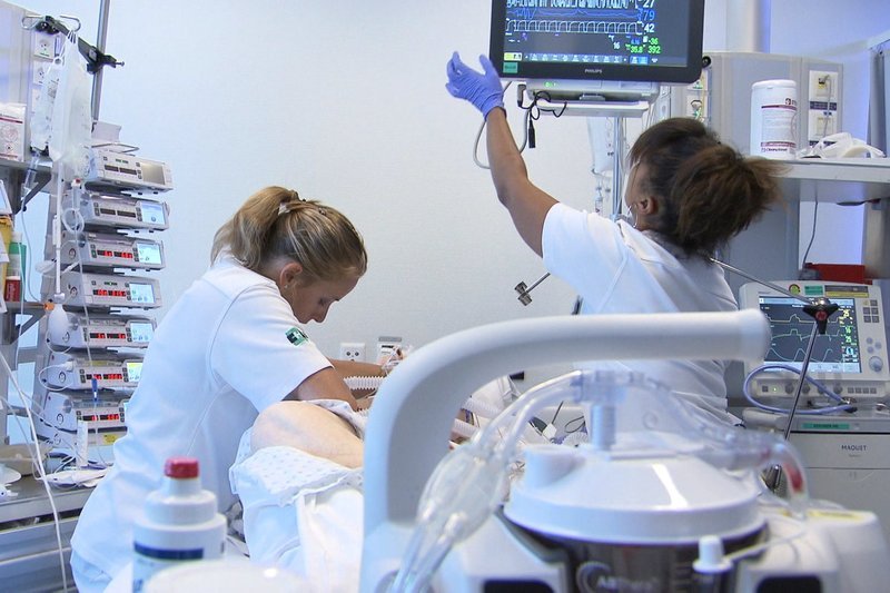 DOK
Pflege ? zwischen Frust und Leidenschaft

Carmen Catalioto Cuche (links) arbeitet als Pflegefachfrau auf der Intensivstation am Unispital Lausanne CHUV.

Copyright: SRF – Bild:  SRF