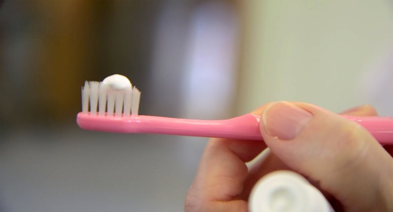Die richtige Menge Zahnpasta für Kinder. – Bild: GEO Television
