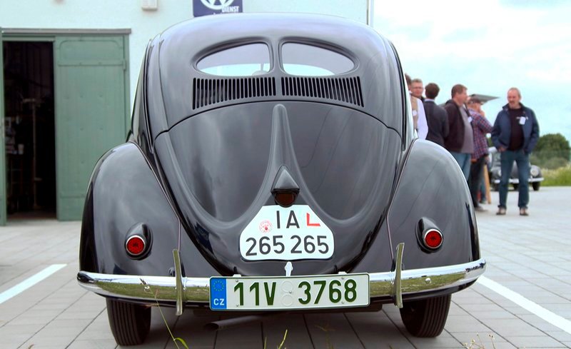 Der älteste Käfer der Welt aus Serienfertigung von 1941, entdeckt in Russland, restauriert in Tschechien. Das Fahrzeug gehörte in den 40er Jahren dem Operetten-Komponisten Paul Lincke. – Bild: SWR