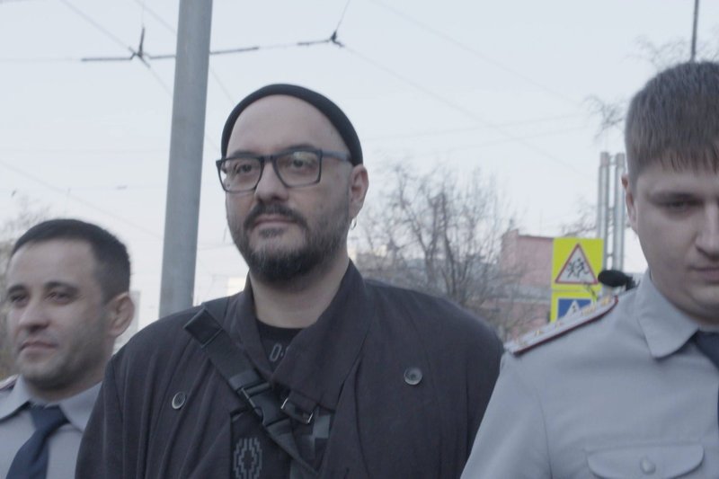 Sternstunde Kunst: Ein Regisseur unter Hausarrest Kirill Serebrennikov verlässt unter Polizeischutz das Gericht. SRF – Bild: SRF1