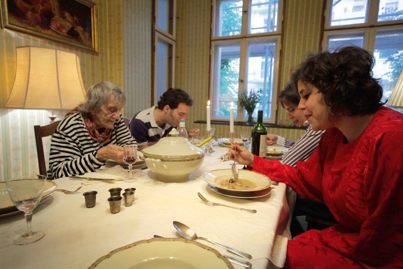 Die drei jungen Israelis beim koscheren Abendessen mit Lotte Atar (links), der Nichte (rechts) von Rosa und Simon Adler. Lotte konnte im Alter von 15 Jahren aus Deutschland flüchten und lebt seitdem in Israel. – Bild: rbb/​rbb/​gebrueder beetz filmproduktion