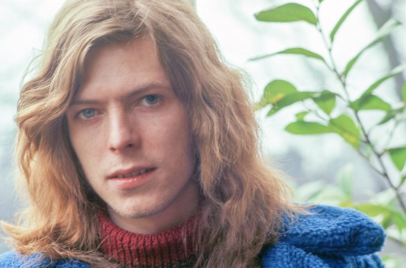 Einen Teil seiner künstlerischen Selbstfindungsphase verbrachte David Bowie in Beckenham, England. Die Aufnahme zeigt ihn 1970 auf seinem Wohnsitz Haddon Hall. – Bild: arte Einen Teil seiner künstlerischen Selbstfindungsphase verbrachte David Bowie in Beckenham, England. Die Aufnahme zeigt ihn 1970 auf seinem Wohnsitz Haddon Hall. – Bild: arte