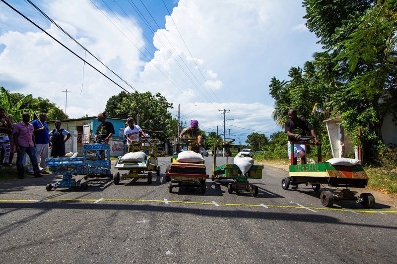 Startaufstellung der Pushcarts vor dem Rennen zum Pushcart-Derby – Bild: ZDF / © Marco Polo Film AG Startaufstellung der Pushcarts vor dem Rennen zum Pushcart-Derby – Bild: ZDF / © Marco Polo Film AG