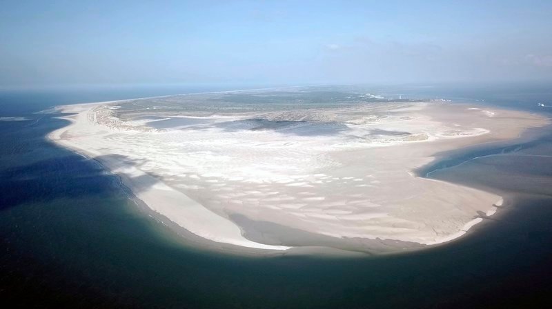 Terschelling gehört zu den fünf niederländischen „Waddeneilanden“. Der Strand an der Seeseite erstreckt sich über die gesamte Insellänge von gut 30 Kilometern. – Bild: NDR/​nonfictionplanet/​Jörg Hammermeister