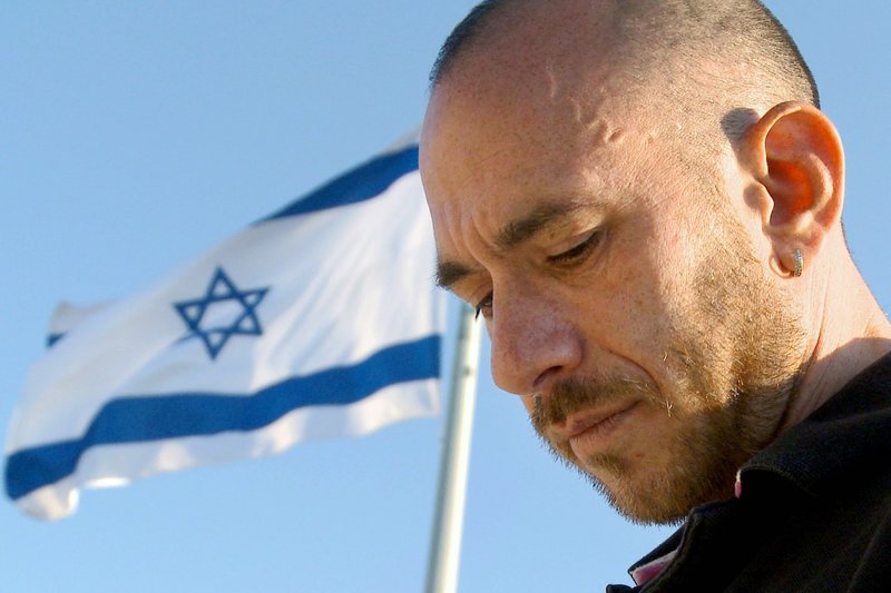 Saar vor der israelischen Flagge ? zehn Jahre, nachdem er sein Heimatland verlie – Bild: ZDF Honorarfreie Verwendung nur im Zusammenhang mit genannter Sendung und bei folgender Nennung „Bild: Sendeanstalt/​Copyright“. Andere Verwendungen nur nach vorheriger Absprache: ARTE-Bildredaktion