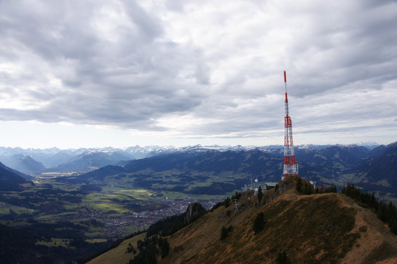 Der Grüntensender des Bayerischen Rundfunks wurde auf digitale Technik umgebaut. Eine schwierige und gefährliche Arbeit hoch oben in luftiger Höhe. – Bild: BR/GBF Gerhard Baur Film Der Grüntensender des Bayerischen Rundfunks wurde auf digitale Technik umgebaut. Eine schwierige und gefährliche Arbeit hoch oben in luftiger Höhe. – Bild: BR/GBF Gerhard Baur Film