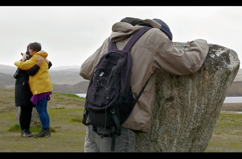 In dem Dokumentarfilm „Arguments“ von Olivier Zabat spielt Jan (re.) ein Instrument und stellt sich vor, dass der Wind auf ihn reagiert. Zwei Frauen wundern sich über das mögliche Leben eines Felsens. – Bild: arte