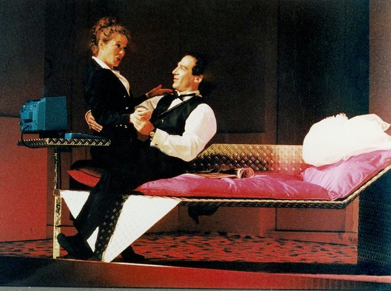Szene mit Eva Batori (Gräfin) und Robert Heimann (Figaro). – Bild: MDR