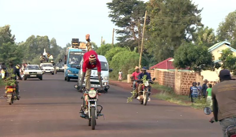Motorradfahrer – Bild: phoenix/​ARD-Studio Nairobi