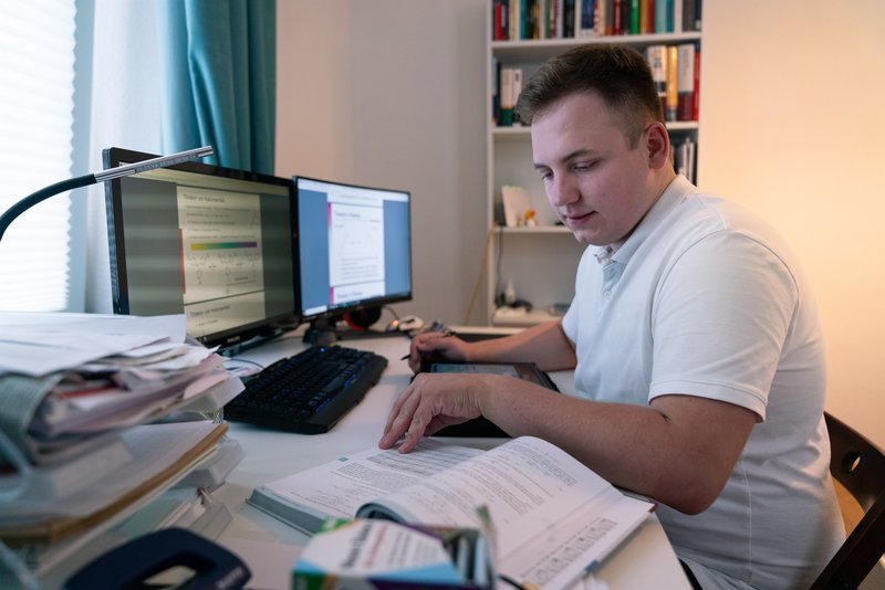 Der Stress im Studium wächst. Kevin lernt intensiv für die Klausuren. – Bild: ZDF und Björn Tessnow.