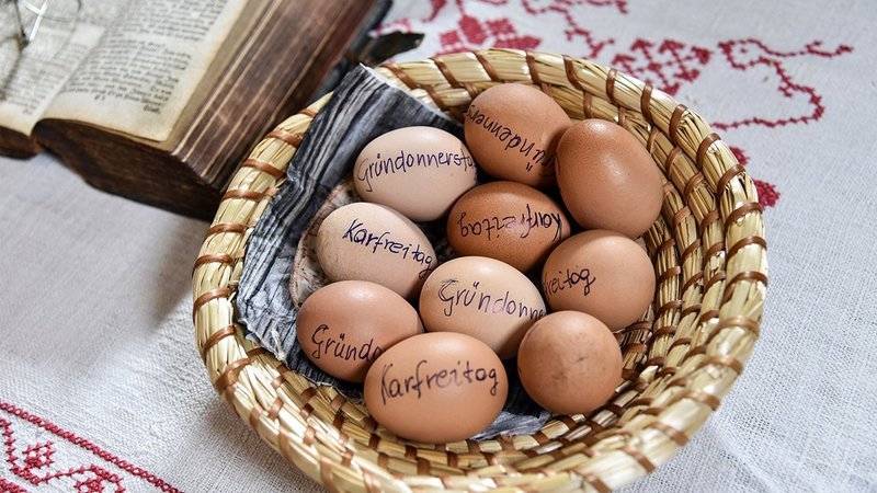 Die beschrifteten Eier für Gründonnerstag und Karfreitag von Ruth Gerharter aus Ramsau. – Bild: 3sat