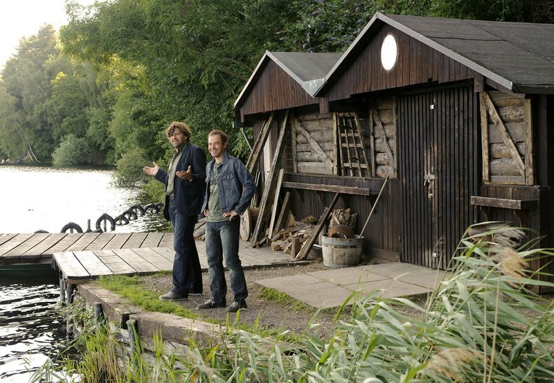 hr-fernsehen ALLES FÜR MEINE TOCHTER, Spielfilm, Deutschland 2013, Regie: René Heisig, am Samstag (24.08.13) um 20:15 Uhr. Seeluft tut gut: Journalist Boris (Hans-Jochen Wagner, li.) und sein Freund Rudi (Felix Eitner) unternehmen einen Recherche-Ausflug in die Natur. – Bild: HR/Degeto/Willi Weber hr-fernsehen ALLES FÜR MEINE TOCHTER, Spielfilm, Deutschland 2013, Regie: René Heisig, am Samstag (24.08.13) um 20:15 Uhr. Seeluft tut gut: Journalist Boris (Hans-Jochen Wagner, li.) und sein Freund Rudi (Felix Eitner) unternehmen einen Recherche-Ausflug in die Natur. – Bild: HR/Degeto/Willi Weber