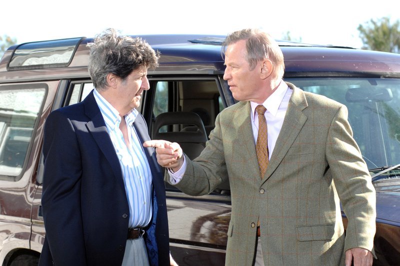 Stephen Combe (Michael York, re.) macht seinem Bruder Charles (Tom Conti) Vorwürfe wegen seines angeblich illoyalen Verhaltens. – Bild: SRF 1