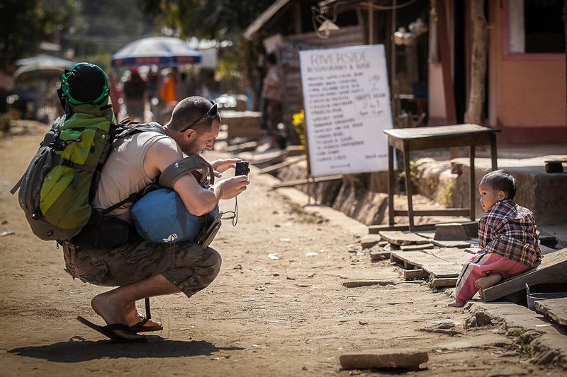 Das kleine laotische Dorf Muang Ngoi erhofft sich von den Touristen Errungenschaften der Zivilisation und Wohlstand. – Bild: Philip Bais / Backpacker suchen in den kleinen Dörfern in Laos vor allem das ursprüngliche Leben. Das kleine laotische Dorf Muang Ngoi erhofft sich von den Touristen Errungenschaften der Zivilisation und Wohlstand. – Bild: Philip Bais / Backpacker suchen in den kleinen Dörfern in Laos vor allem das ursprüngliche Leben.