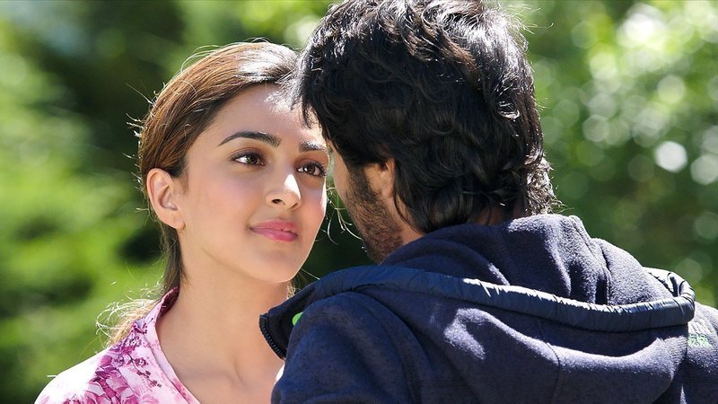 Sarah (Kiara Advani, li), Ransh (Mustafa Burmawala, re) – Bild: Zee.One