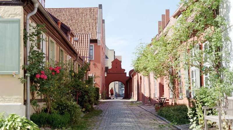 Diese Buden wurden im 18. Jahrhundert gebaut, als immer mehr Fremde nach Stralsund kamen. – Bild: NDR Diese Buden wurden im 18. Jahrhundert gebaut, als immer mehr Fremde nach Stralsund kamen. – Bild: NDR