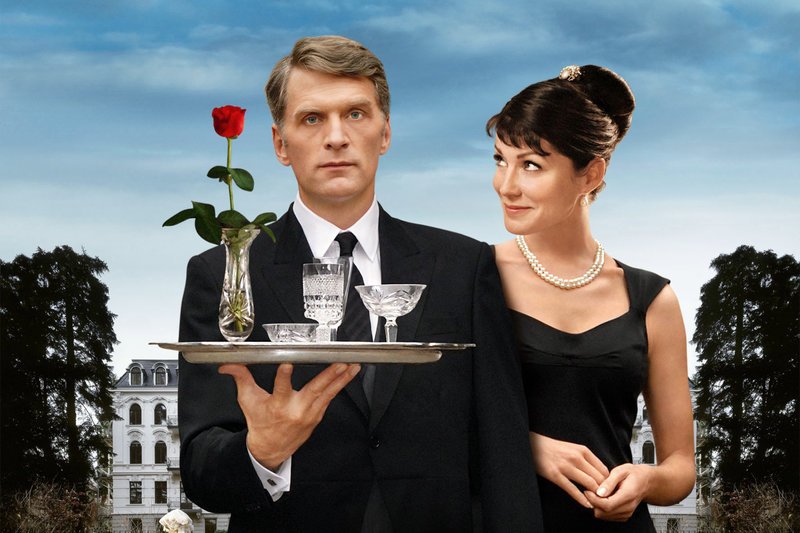 Fabian Schlüter (Walter Sittler, l.), ein Butler von Format, soll die Hochzeit der chaotischen und verarmten Patricia von Knesewitz (Esther Schweins, r.) mit einem reichen Großinvestor vorbereiten. Dass Patricia ihm nur im Erfolgsfall ein Honorar zahlen kann, ist ihm egal, denn Fabian ist seiner wunderbaren neuen Herrin längst verfallen … – Bild: Puls 8 Fabian Schlüter (Walter Sittler, l.), ein Butler von Format, soll die Hochzeit der chaotischen und verarmten Patricia von Knesewitz (Esther Schweins, r.) mit einem reichen Großinvestor vorbereiten. Dass Patricia ihm nur im Erfolgsfall ein Honorar zahlen kann, ist ihm egal, denn Fabian ist seiner wunderbaren neuen Herrin längst verfallen … – Bild: Puls 8