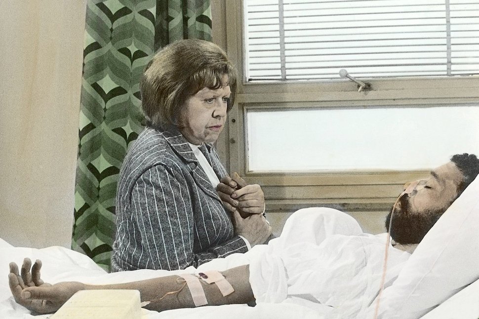 Ali (El Hedi ben Salem) ist an einem Magengeschwür schwer erkrankt. Der Arzt stellt eine düstere Prognose, doch Emmi (Brigitte Mira) will nicht aufgeben. – Bild: ZDF / © ZDF / Beta-Film