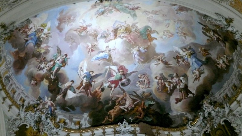 Das berühmte Deckengemälde der Klosterbasilika Ottobeuren vom „Engelsturz“. – Bild: ORF