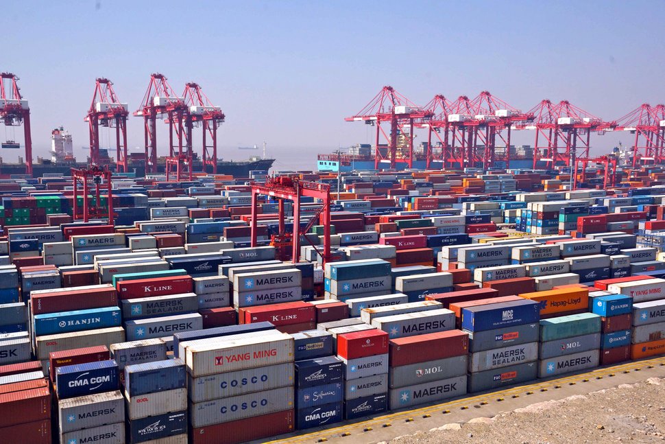 Der Tiefwasserhafen Yangshan liegt 100 Kilometer von Shanghai entfernt. Dieser erste künstliche Hafen der Welt wurde im Dezember 2005 eröffnet. – Bild: ARTE France