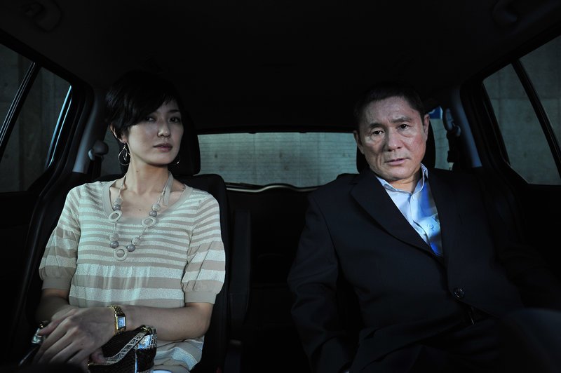 Ôtomo (Takeshi Kitano, rechts) und seine junge Frau (Yuka Itaya, links) sind zu allem entschlossen, um an die Spitze der Yakuza Familie zu gelangen. – Bild: ZDF und Katsumi Yanagijima