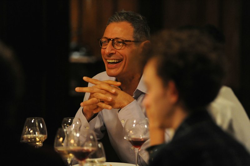 Zufällig treffen Meg und Nick auf Morgan (Jeff Goldblum), seinen alten Studienkollegen aus Cambridge-Tagen, der inzwischen ein sehr erfolgreicher Schriftsteller ist, und sie auf eine Party einlädt. Er provoziert die Katharsis der Endfünfziger. – Bild: BR/Telepool Zufällig treffen Meg und Nick auf Morgan (Jeff Goldblum), seinen alten Studienkollegen aus Cambridge-Tagen, der inzwischen ein sehr erfolgreicher Schriftsteller ist, und sie auf eine Party einlädt. Er provoziert die Katharsis der Endfünfziger. – Bild: BR/Telepool