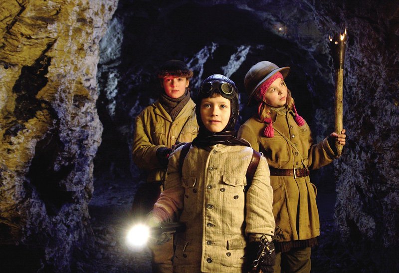 Gustav (Julius Römer, Mi.), Stella (Laura Berschuck, re.) und Clementine (Hanna Schwamborn, li.) sind auf der Suche nach dem Schatz. – Bild: ZDF/Steffen Junghans Gustav (Julius Römer, Mi.), Stella (Laura Berschuck, re.) und Clementine (Hanna Schwamborn, li.) sind auf der Suche nach dem Schatz. – Bild: ZDF/Steffen Junghans