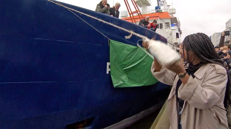 Am 20. Februar 2020 wird die neue Sea Watch 4 getauft. Nur zweieinhalb Monate nach dem Start des Spendenaufrufs soll das ehemalige Forschungsschiff in wenigen Tagen nach Spanien überführt werden. – Bild: NDR Am 20. Februar 2020 wird die neue Sea Watch 4 getauft. Nur zweieinhalb Monate nach dem Start des Spendenaufrufs soll das ehemalige Forschungsschiff in wenigen Tagen nach Spanien überführt werden. – Bild: NDR