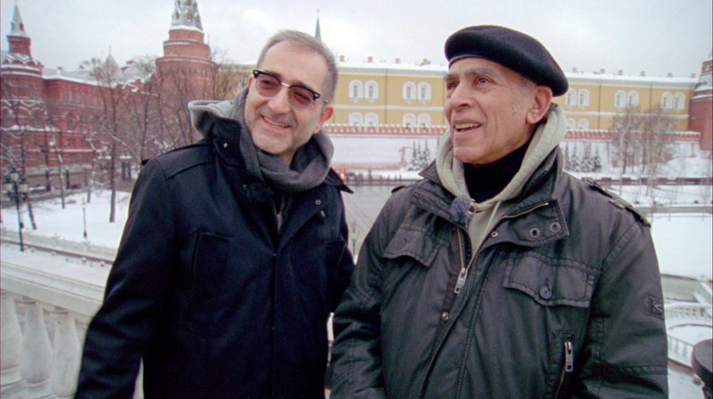 Regisseur Samir (l) und sein Cousin Jamal Al Tahir vor dem Kreml in Moskau. – Bild: PHOENIX/WDR/Samir/Dschoint Ventschr Filmproduktion Regisseur Samir (l) und sein Cousin Jamal Al Tahir vor dem Kreml in Moskau. – Bild: PHOENIX/WDR/Samir/Dschoint Ventschr Filmproduktion