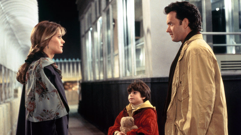 Ohne ihn genauer zu kennen, verliebt sich die Journalistin Annie (Meg Ryan) in den Witwer Sam (Tom Hanks), der in einer Radioshow am anderen Ende der USA über den Tod seiner Frau redet. Dank der Hilfe von Sams Sohn Jonah (Ross Malinger) kommt es zu einem romantischen Treffen der beiden auf dem Dach des Empire State Building. – Bild: RTL II Ohne ihn genauer zu kennen, verliebt sich die Journalistin Annie (Meg Ryan) in den Witwer Sam (Tom Hanks), der in einer Radioshow am anderen Ende der USA über den Tod seiner Frau redet. Dank der Hilfe von Sams Sohn Jonah (Ross Malinger) kommt es zu einem romantischen Treffen der beiden auf dem Dach des Empire State Building. – Bild: RTL II