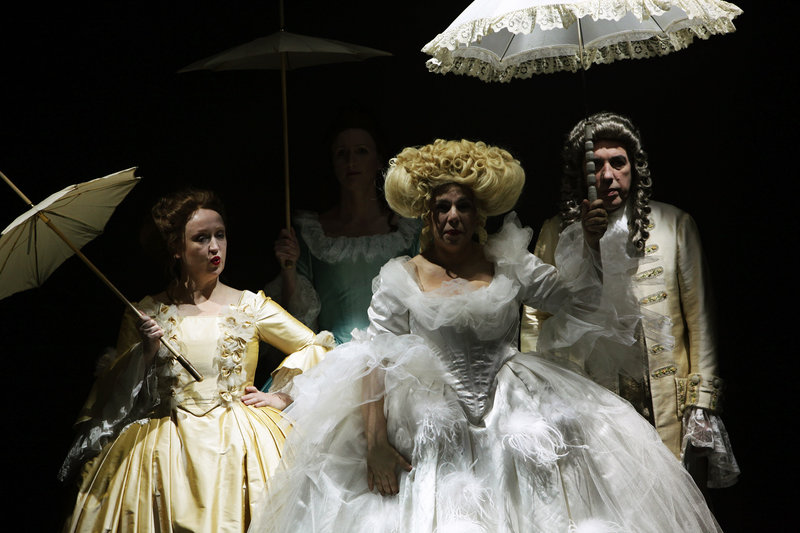 Die Stiefmutter (Catherine Mestoussis, Mi.), die Schwestern (Noémie Carcaud, li., Caroline Donnelly, re.) und der Vater (Alfredo Cañavate) von Sandra. – Bild: ARTE France / © Charlotte Schousboe Die Stiefmutter (Catherine Mestoussis, Mi.), die Schwestern (Noémie Carcaud, li., Caroline Donnelly, re.) und der Vater (Alfredo Cañavate) von Sandra. – Bild: ARTE France / © Charlotte Schousboe