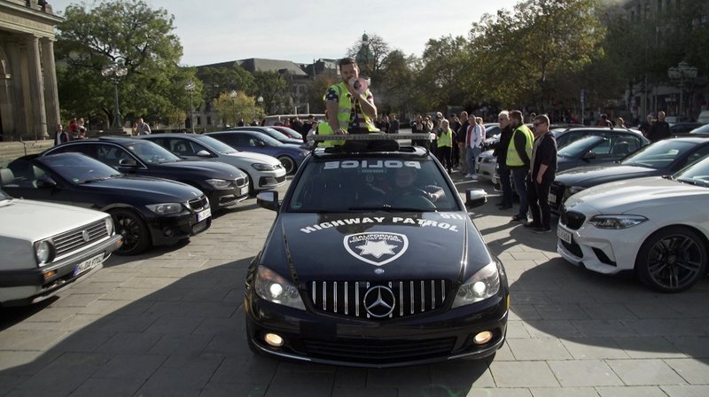 Nicht allen gefällt das, was die Klimaaktivisten fordern: Bei „Saturdays for Cars“ in Hannover protestieren Autoliebhaber gegen einen CO2-Preis. – Bild: NDR/Henning Wirtz Nicht allen gefällt das, was die Klimaaktivisten fordern: Bei „Saturdays for Cars“ in Hannover protestieren Autoliebhaber gegen einen CO2-Preis. – Bild: NDR/Henning Wirtz